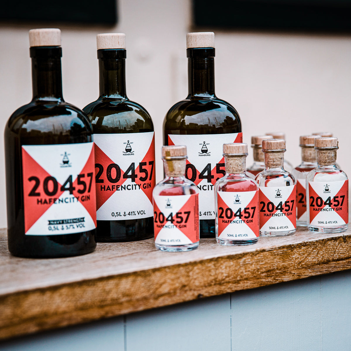 20457 Hafencity Gin – das Original aus der Hafencity seit 2017. Der milde und facettenreiche Hamburger Gin mit 41% und als Navy Strength mit 57% Vol. Zum probieren für das nächste Gin Tasting oder zum Verschenken auch als Miniatur Flasche. 