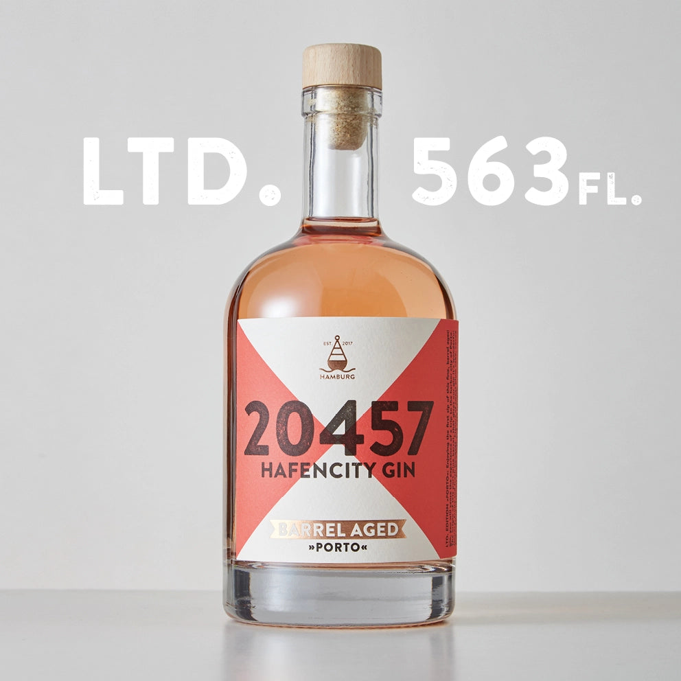 20457 Hafencity Gin Barrel Aged Porto – fassgereifter Gin von Spirit of Hafencity, gereift im Portwein-Fass mit Noten von süßem Zwetschgenkuchen, Kakao und gerösteten Haselnüssen.