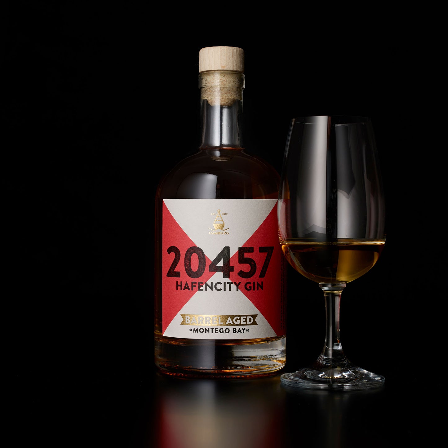 
                  
                    20457 Hafencity Gin Barrel Aged Montego Bay. Gereift in einem Jamaika Rum Fass. Limited Edition 0,5L Flasche
                  
                