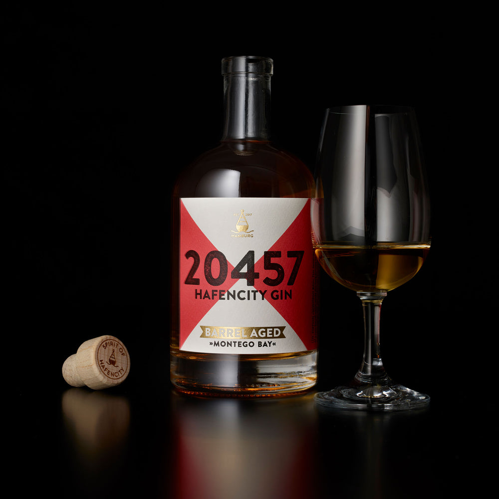 20457 Hafencity Gin Barrel Aged Montego Bay. Gereift in einem Jamaika Rum Fass. Limited Edition 0,5L Flasche mit Glas