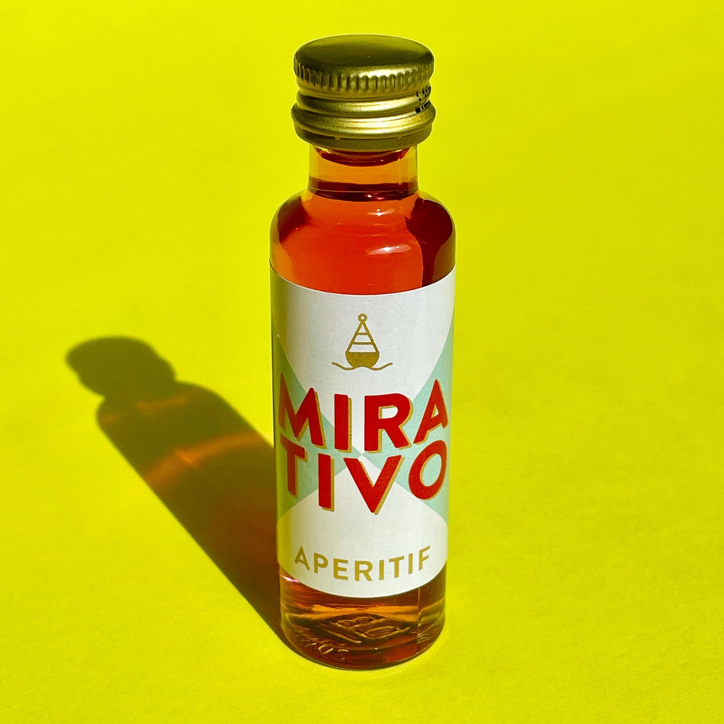 
                  
                    Mirativo – der sonnige Aperitif aus dem Norden. Zitrusfrisch mit angenehmer Bitternote. It's Aperitivo Time. 2Cl Miniatur Flasche 
                  
                