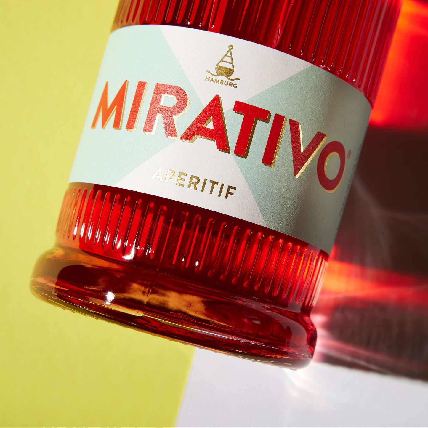 
                  
                    Mirativo – der sonnige Aperitif aus dem Norden. Zitrusfrisch mit angenehmer Bitternote. It's Aperitivo Time. In der wunderschönen 0,7L Flasche 
                  
                