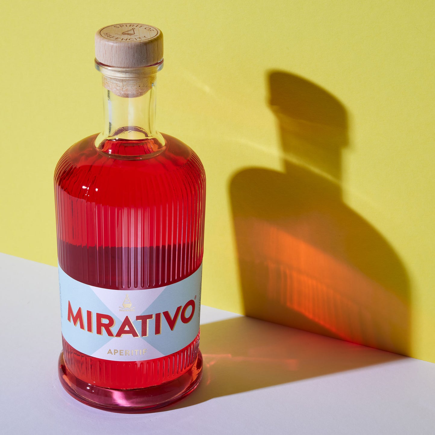 Mirativo – der sonnige Aperitif aus dem Norden. Zitrusfrisch mit angenehmer Bitternote. It's Aperitivo Time. In der wunderschönen 0,7L Flasche 
