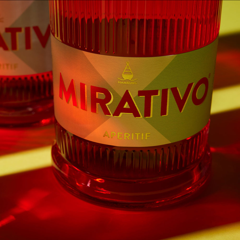 
                  
                    Mirativo – der sonnige Aperitif aus dem Norden. Zitrusfrisch mit angenehmer Bitternote. It's Aperitivo Time. In der wunderschönen 0,7L Flasche 
                  
                